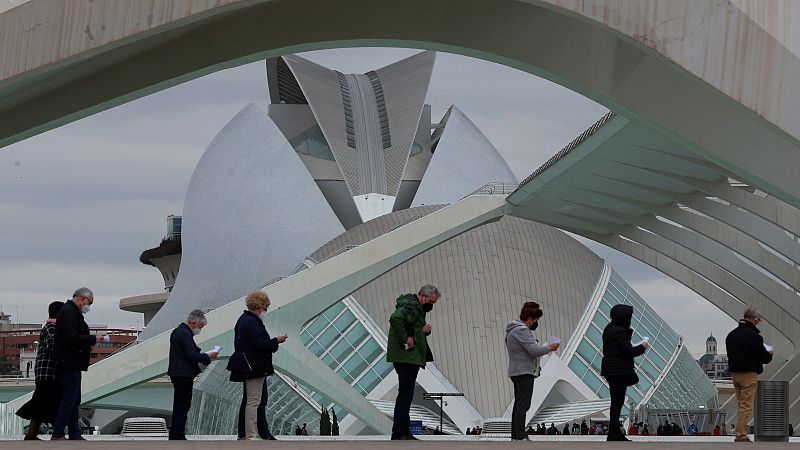 Varias comunidades citan ya para vacunar contra el coronavirus a mayores de 55