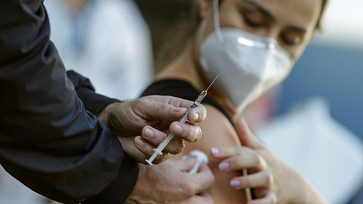 Darias señala que la vacunación "va como un tiro" tras la inoculación de 2,5 millones de dosis en la última semana