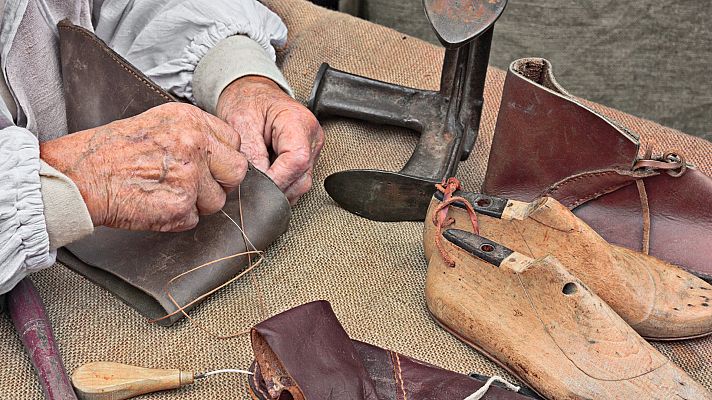 Visitamos el medievo para ver cómo se hacían los zapatos