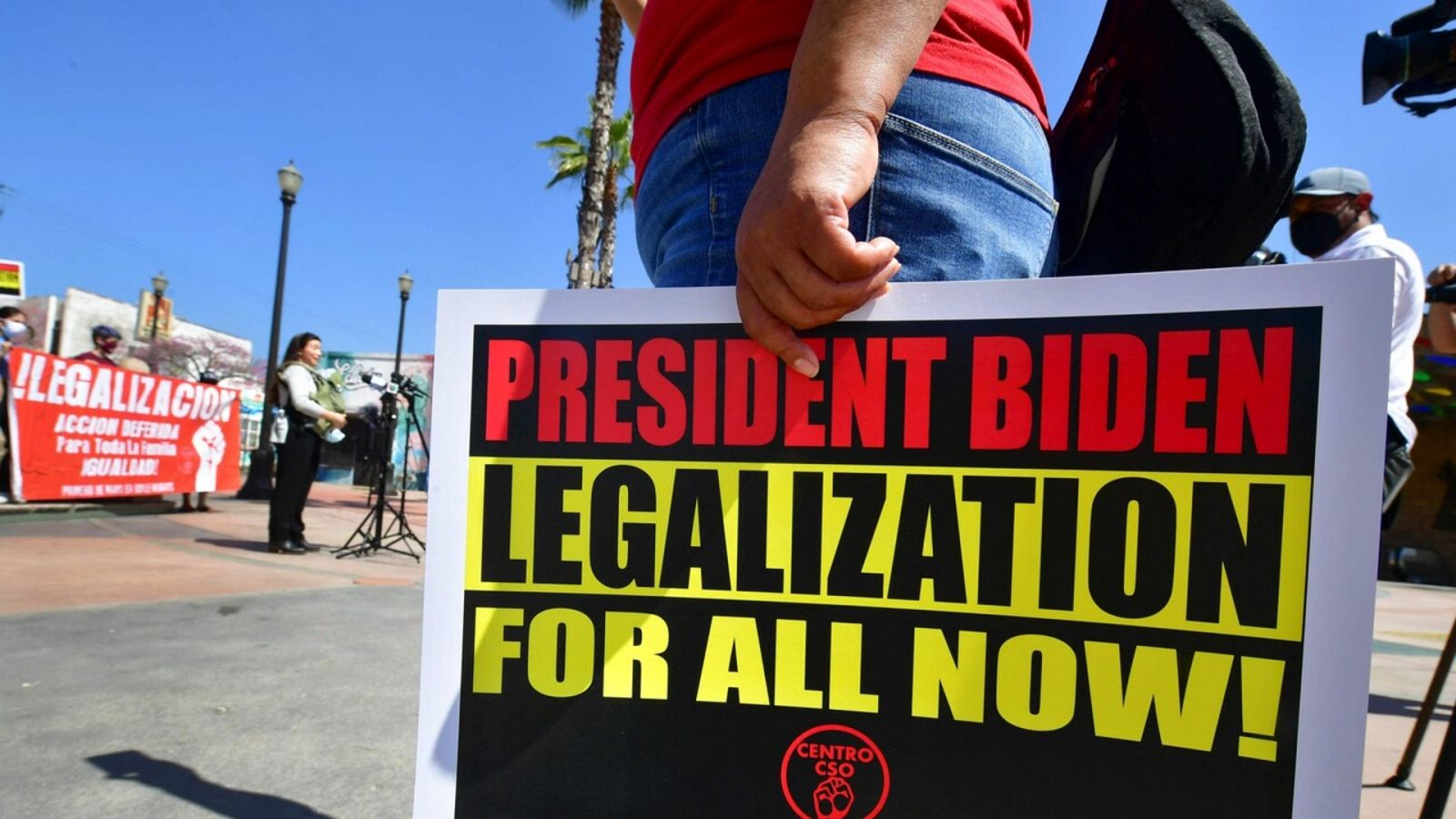 Biden comienza a reunir a las familias migrantes separadas por Trump - Ver ahora