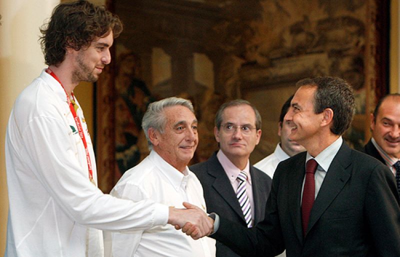 El presidente del Gobierno ha recibido en el palacio de La Moncloa a la selección española de baloncesto. José Luis Rodriguez Zapatero les ha dicho que "sois la mejor generación del baloncesto y estoy orgulloso de vosotros". 