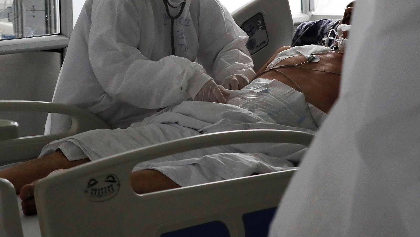 Coronavirus - Un día con Carmen, enfermera de UCI - Telediario 1 | Ver