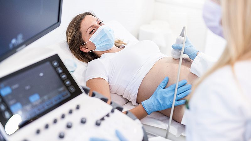 Una mujer da a luz a un niño después de infectarse con coronavirus a las 22 semanas de gestación y estar ingresada en situación crítica