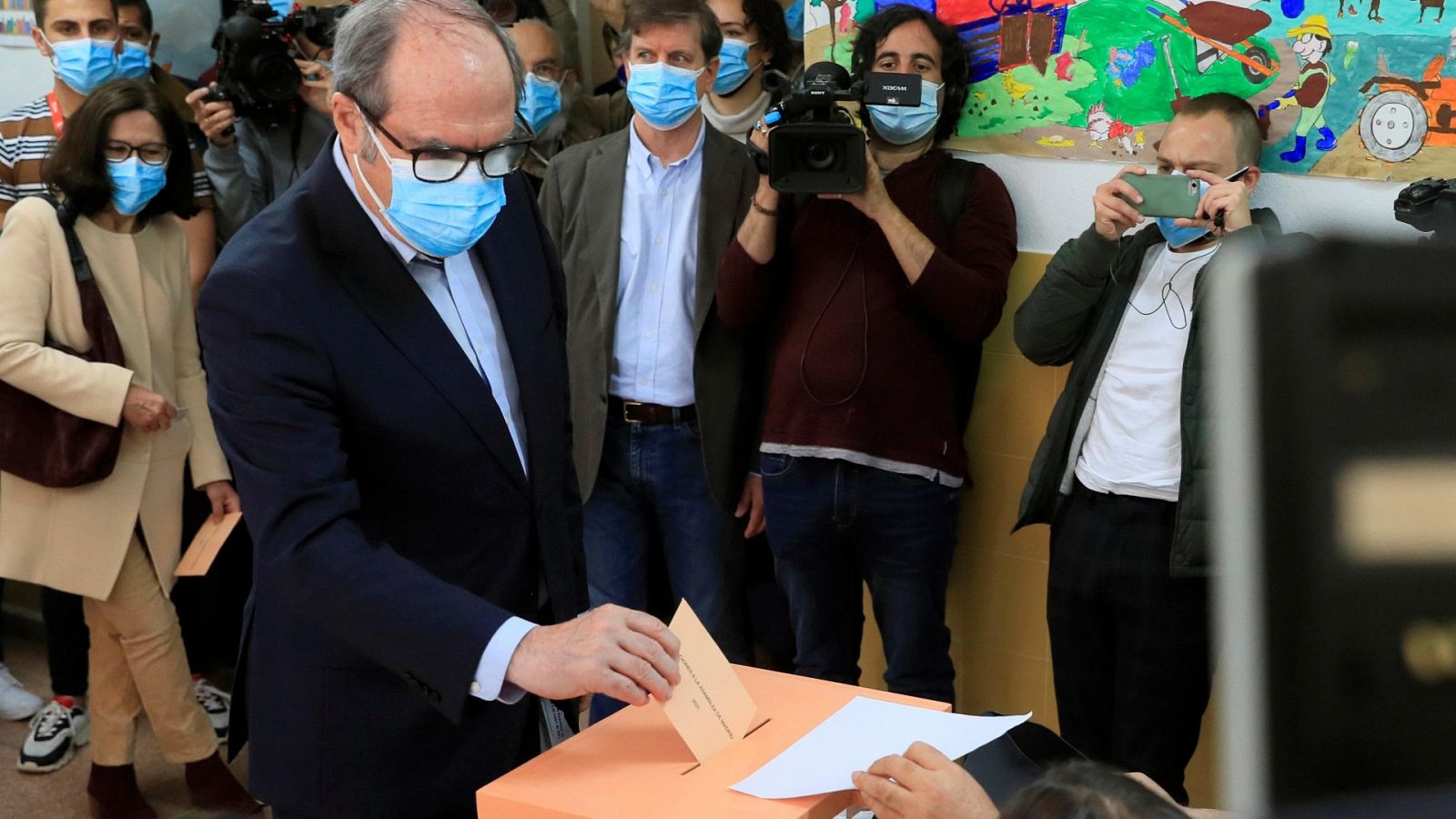 El fracaso electoral lleva a Gabilondo a renunciar a su acta de diputado y a la dimisión del secretario general del PSOE-M