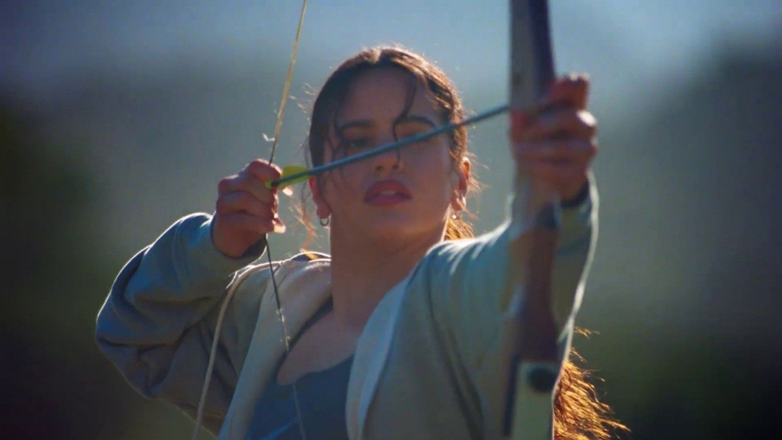 Dale al play: Rosalía canta muy bien pero el tiro con arco se le da de pena | Ver