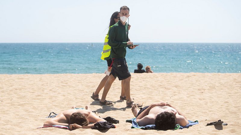 Sanidad plantea la posibilidad de vacunarse en los destinos veraniegos de larga estancia - Telediario 1 | Ver