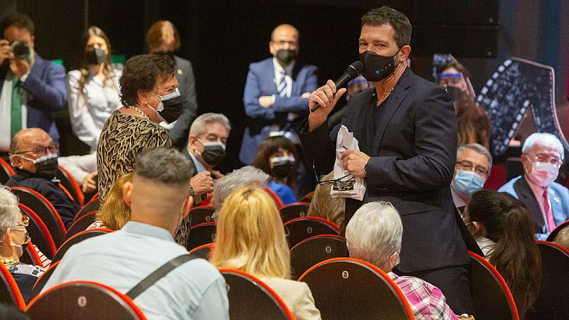 Antonio Banderas homenajea a los mayores en el teatro Soho de Málaga