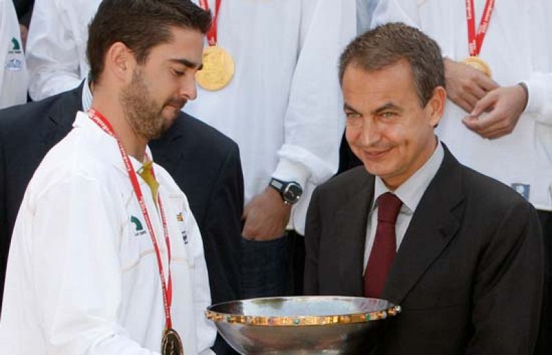 El presidente del Gobierno, José Luis Rodríguez Zapatero, recibe a la Selección Española de Baloncesto tras conseguir el oro en el Eurobasket 