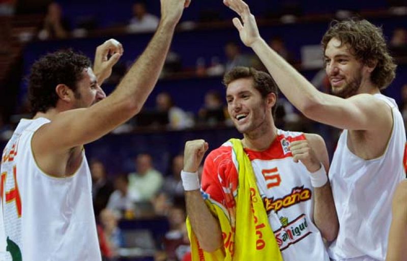 Los integrantes de la Selección Española de Baloncesto celebran el título del Eurobasket tras derrotar a Serbia por 85-63 