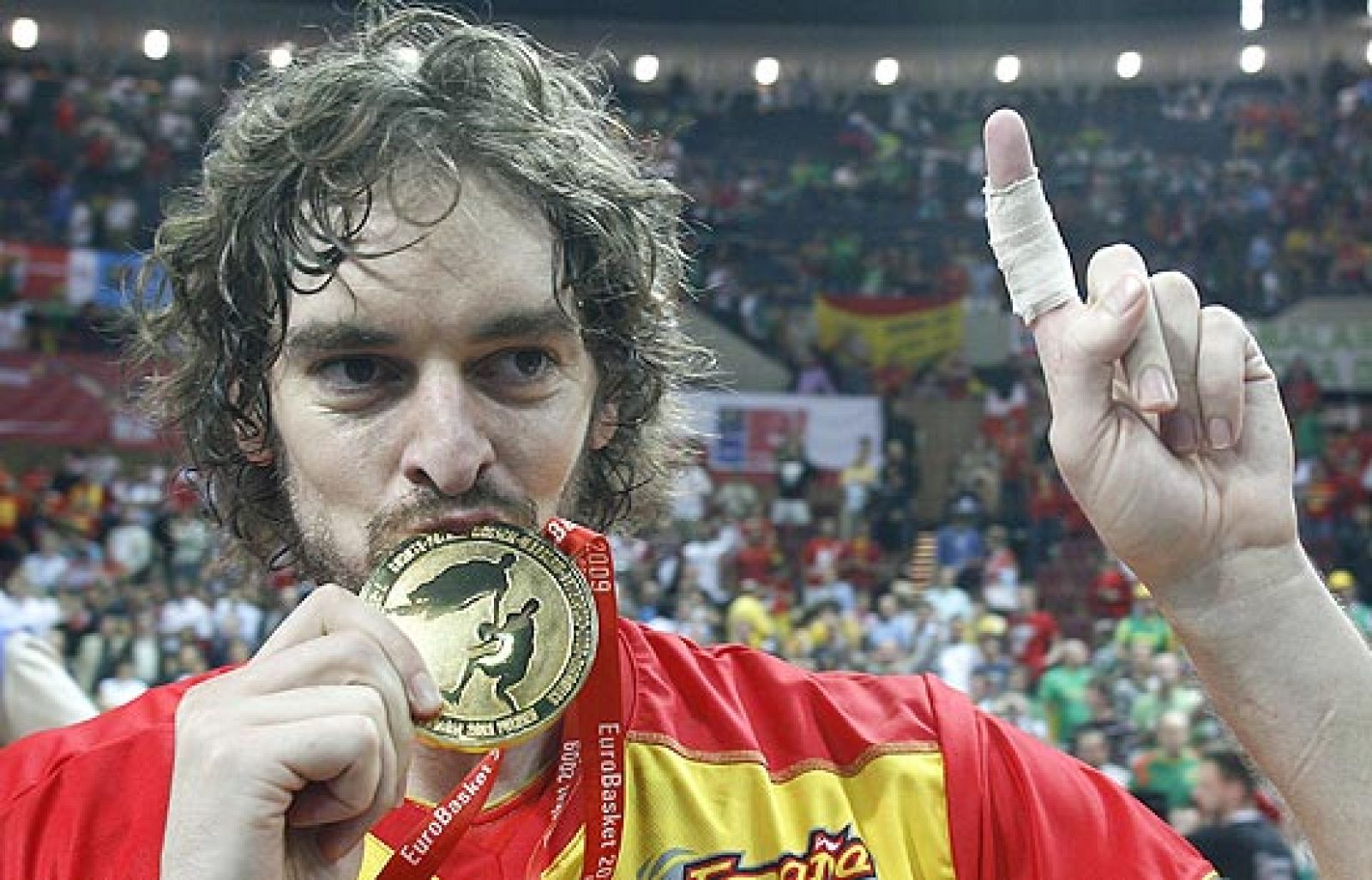 Tres meses después de conseguir el anillo de la NBA con los Lakers, el pívot de San Boi ha logrado el oro en el Eurobasket y ha sido elegido el mejor jugador del torneo.