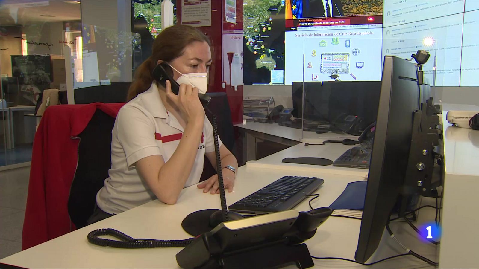 Cientos de voluntarios de Cruz Roja ayudan a través de un teléfono gratuito - RTVE.es