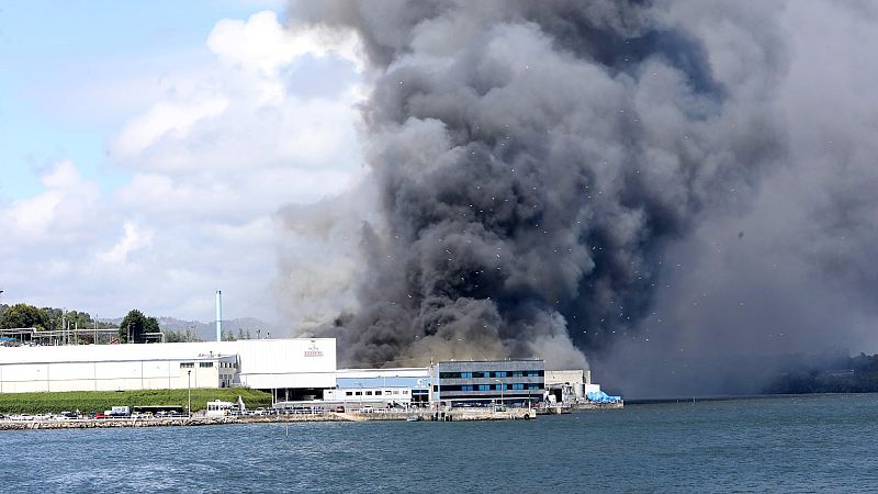 Incendio en las instalaciones de la conservera Jealsa en Boiro