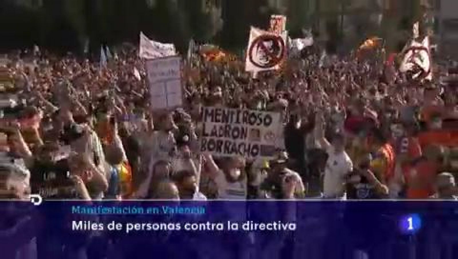 Miles de hincha del Valencia se manifiestan contra Peter Lim
