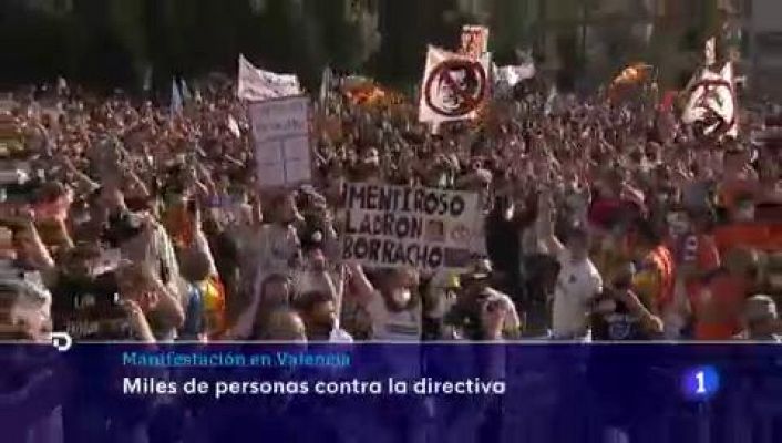 Miles de seguidores del Valencia se manifiestan contra la gestión de Peter Lim