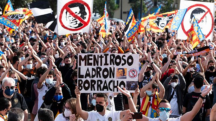 Telediario 1 - Miles de seguidores del Valencia se manifiestan contra la gestión de Peter Lim