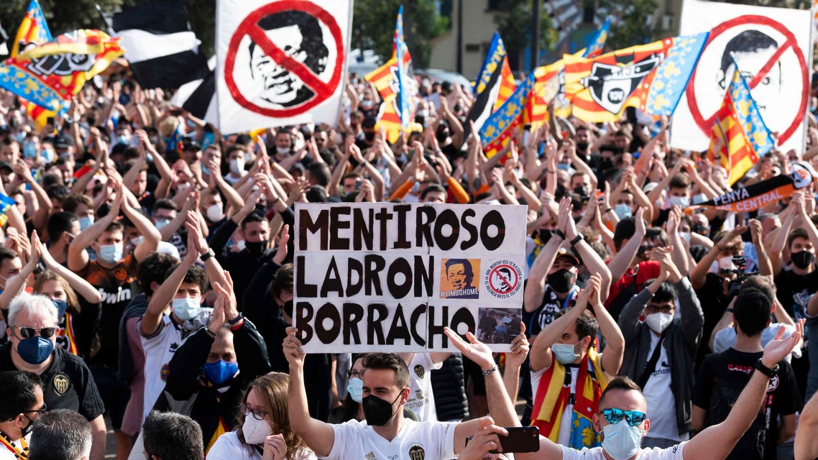 Miles de seguidores del Valencia se manifiestan contra la gestión de Peter Lim