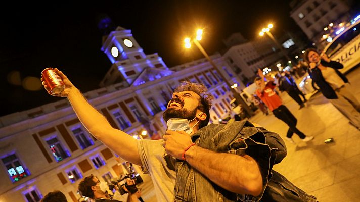 Celebraciones del fin del toque de queda en las calles de Madrid