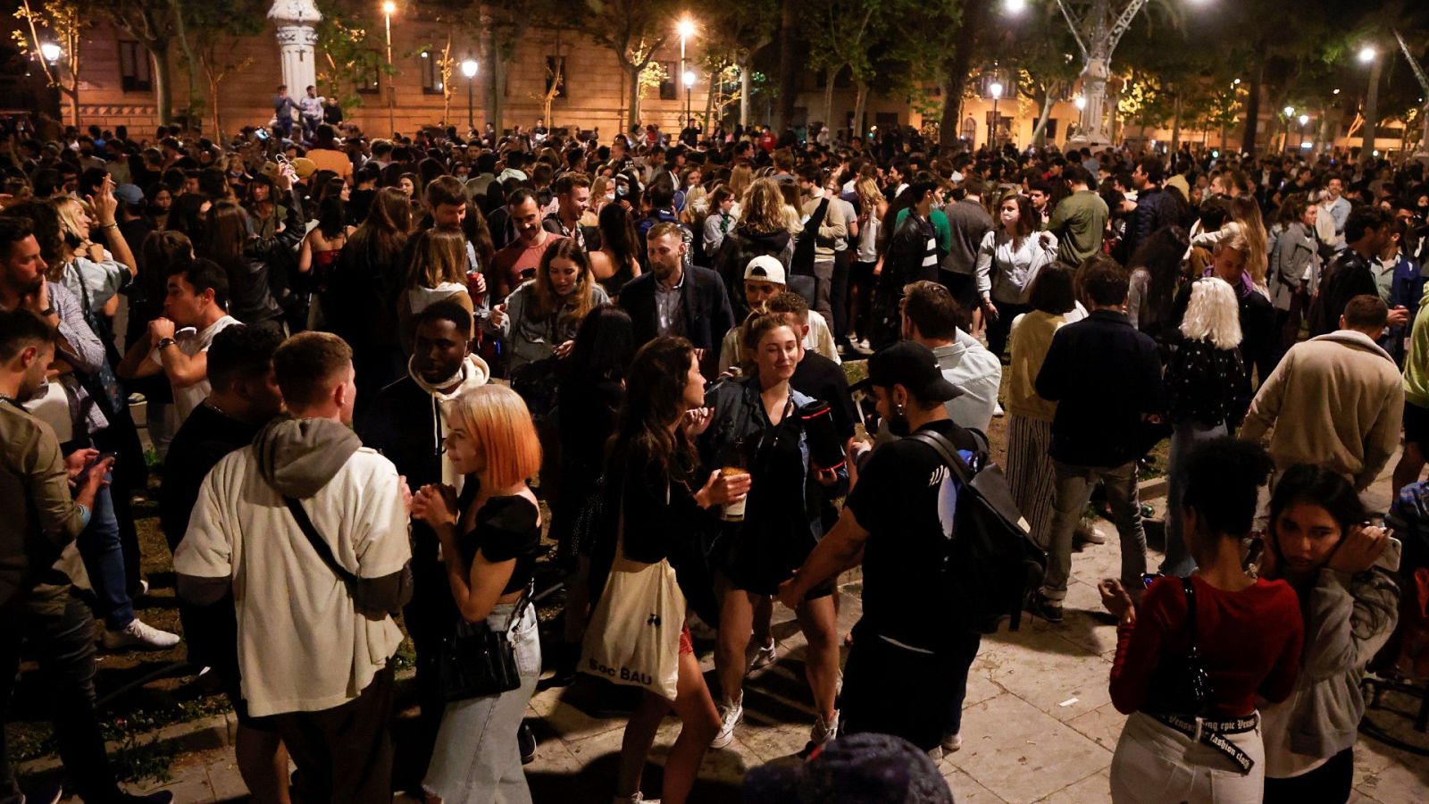 Aglomeraciones en las calles durante la primera noche sin toque de queda