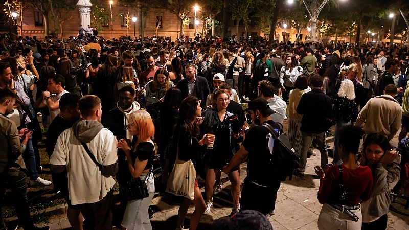 Aglomeraciones en las calles durante la primera noche sin toque de queda