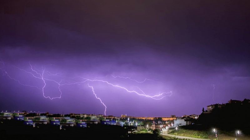 Precipitaciones localmente fuertes o persistentes en el oeste de Galicia, Pirineo, sistema Ibérico oriental y Comunidad valenciana, sin descartar el interior sudeste, acompañadas de tormenta - ver ahora