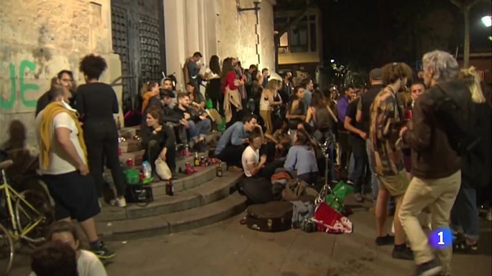 Celebracions massives al carrer en la primera nit sense toc de queda