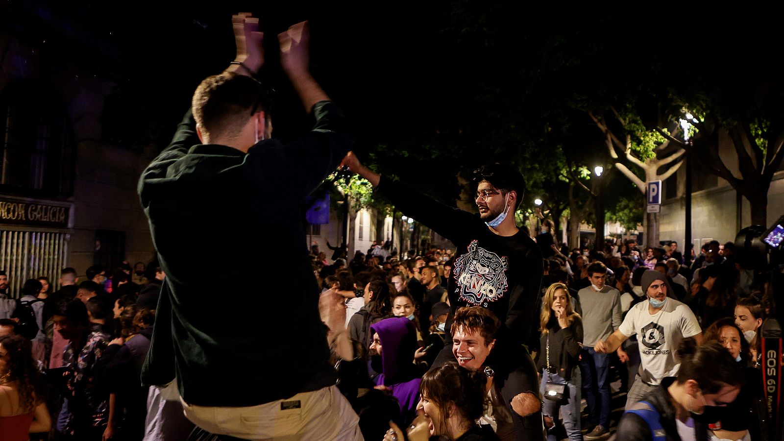 Alerta ante las fiestas multitudinarias con medidas preventivas escasas o inexistentes