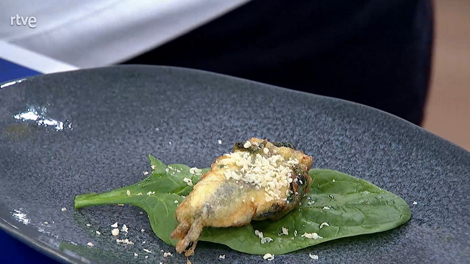 Croquetas' de pescado con boquerones y espinacas