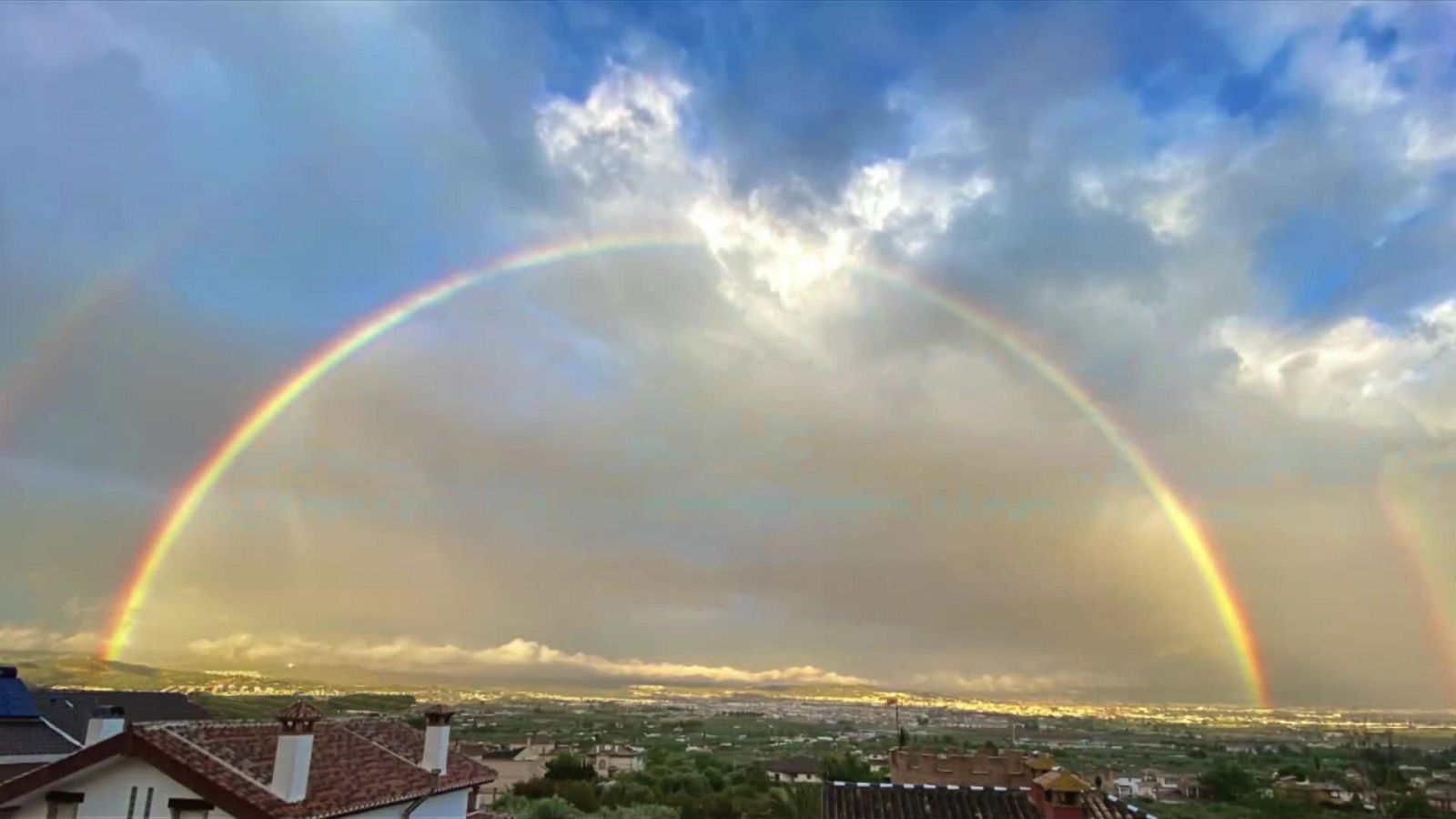 Intervalos de viento fuerte en la costa gallega, costa Cantábrica, bajo y medio Ebro, Ampurdán, Baleares y Canarias. Probables tormentas en el entorno de la provincia de Gerona. - ver ahora