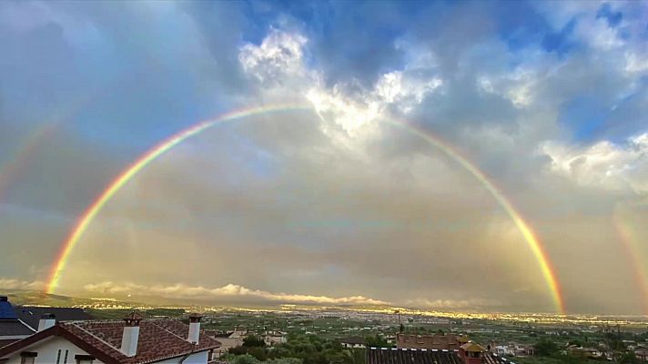 El tiempo - Intervalos de viento fuerte en la costa gallega, costa Cantábrica, bajo y medio Ebro, Ampurdán, Baleares y Canarias. Probables tormentas en el entorno de la provincia de Gerona.