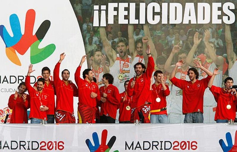 Miles de aficionados se han dado cita en la madrileña Plaza de Cibeles para celebrar con la selección española el oro conseguido en el Eurobasket. 