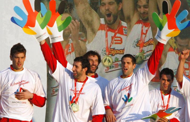 La Selección Española de Baloncesto viste las camisetas de la candidatura de Madrd 2016 en su celebración por haber conseguido el oro por el Eurobasket  