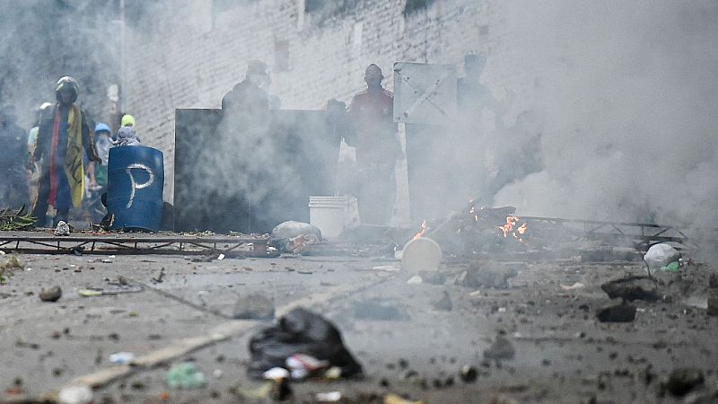 La Policía levanta las barricadas a la fuerza en Cali