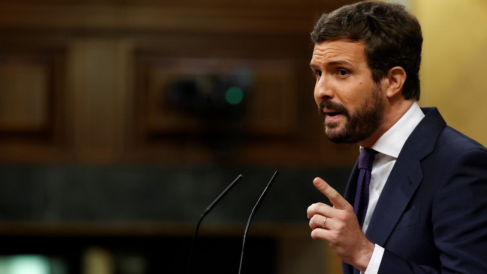 Casado afea a Sánchez "el sorpasso de Errejón" y este contesta: "Se le está poniendo cara de Rivera"