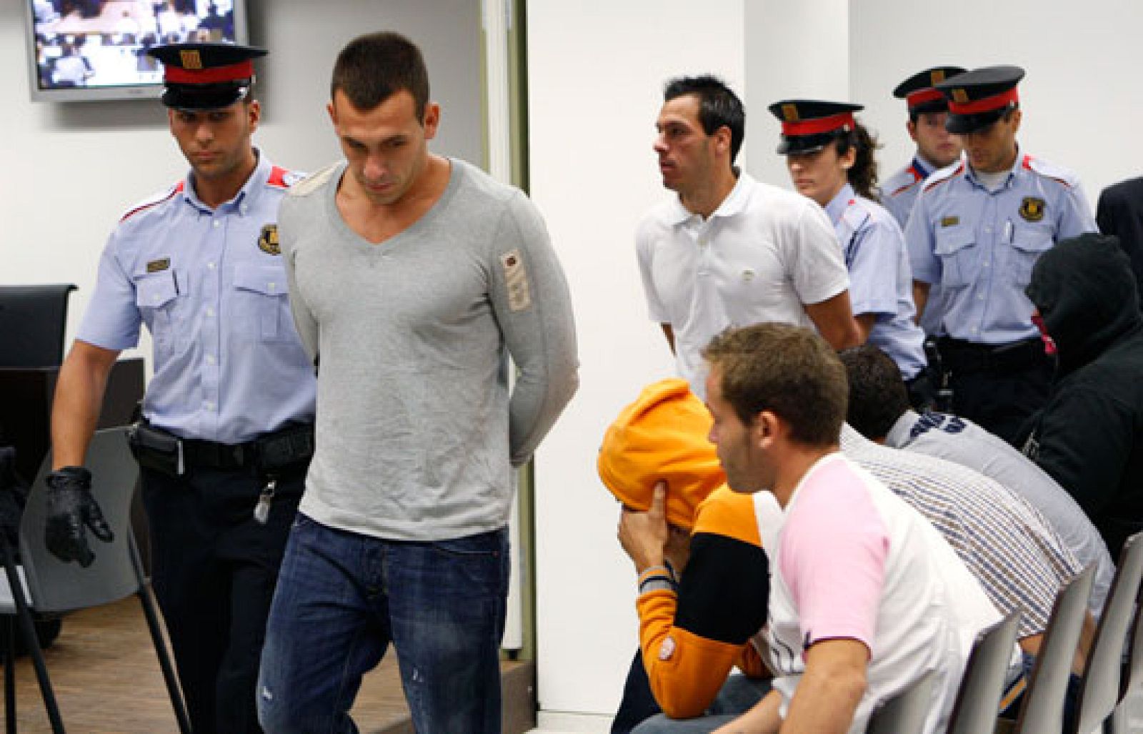 Siete jugadores del equipo de fútbol Bada Bing se sientan en el banquillo | Ver