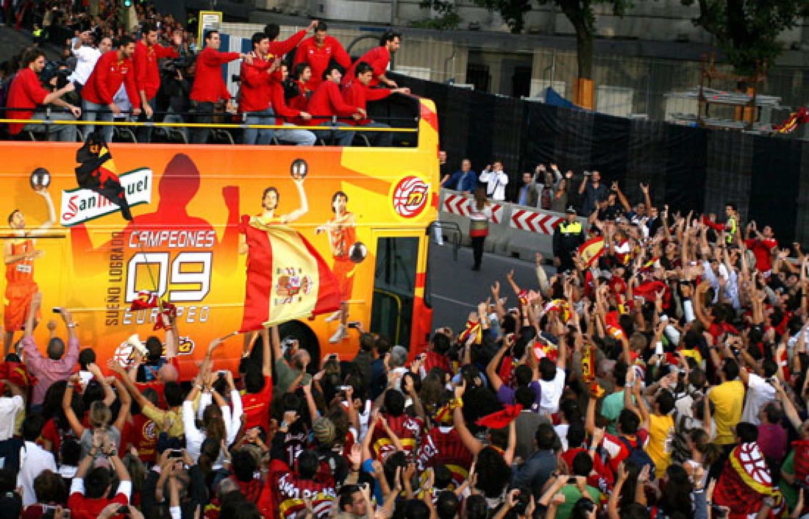 Los integrantes de la Selección Española de Balocnesto celebran la consecución del Eurobasket en la Plaza de Cibeles 