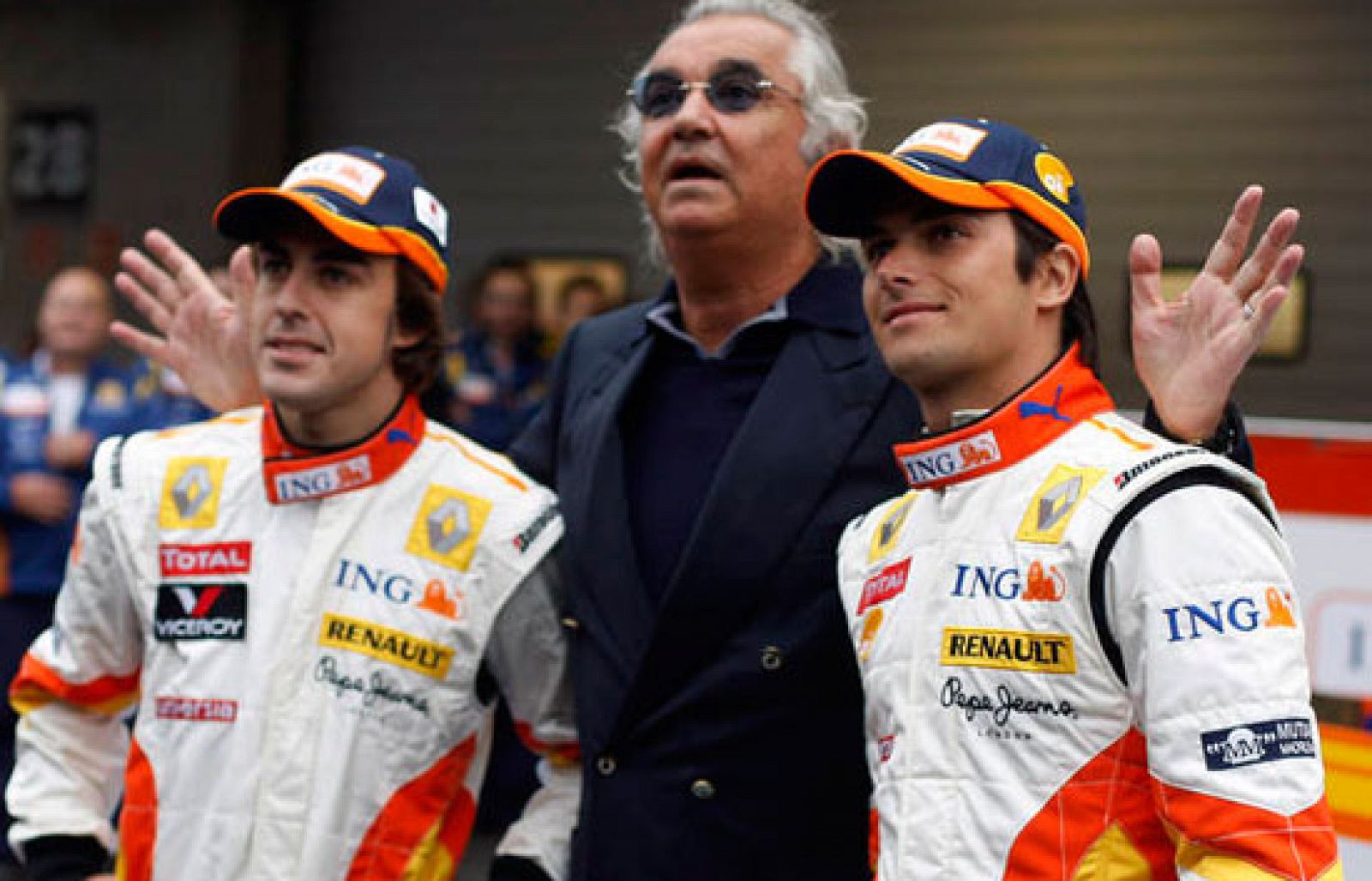 Una amenaza de suspensión por dos años -sin cumplimiento- pesa sobre Renault como resultado del accidente voluntario en el pasado Gran Premio de Singapur en 2008 de su piloto Nelson Piquet, mientras que Flavio Briatore ha sido apartado de por vida de la competición 