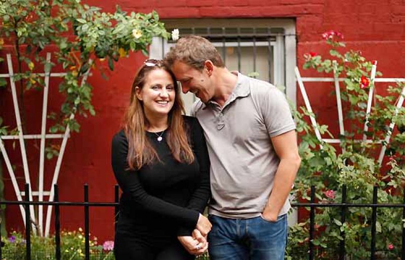 Colin Beavan y su familia han vivido durante un año entero sin electricidad y otras comodidades que la sociedad actual ofrece y que castigan al medio ambiente. Su objetivo ha sido hacer que su presencia en el mundo fuera menos tóxica para el ecosistema (21/09/09).