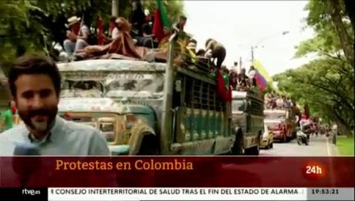 Miles de manifestantes piden la dimisión del presidente de Colombia