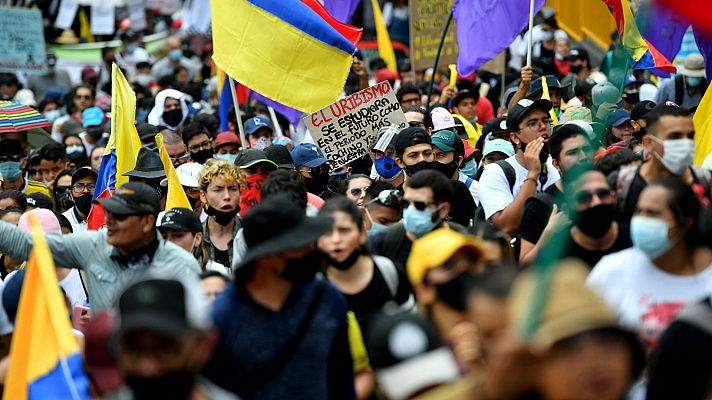 Informativo 24h - Miles de manifestantes piden la dimisión del presidente de Colombia
