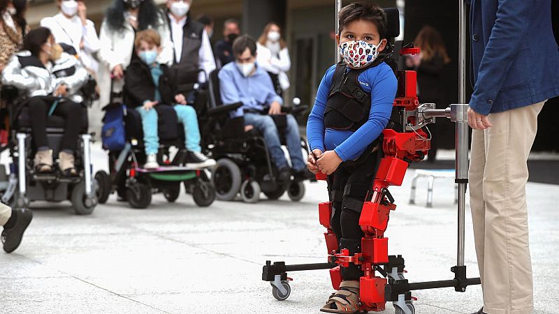 El CSIC presenta el primer exoesqueleto pediátrico del mundo con certificado europeo