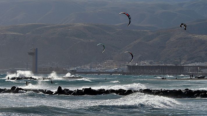 Intervalos de viento fuerte en Galicia, Cantábrico y Canarias. Precipitaciones que podrían ser localmente fuertes y persistentes en el extremo oeste de Galicia