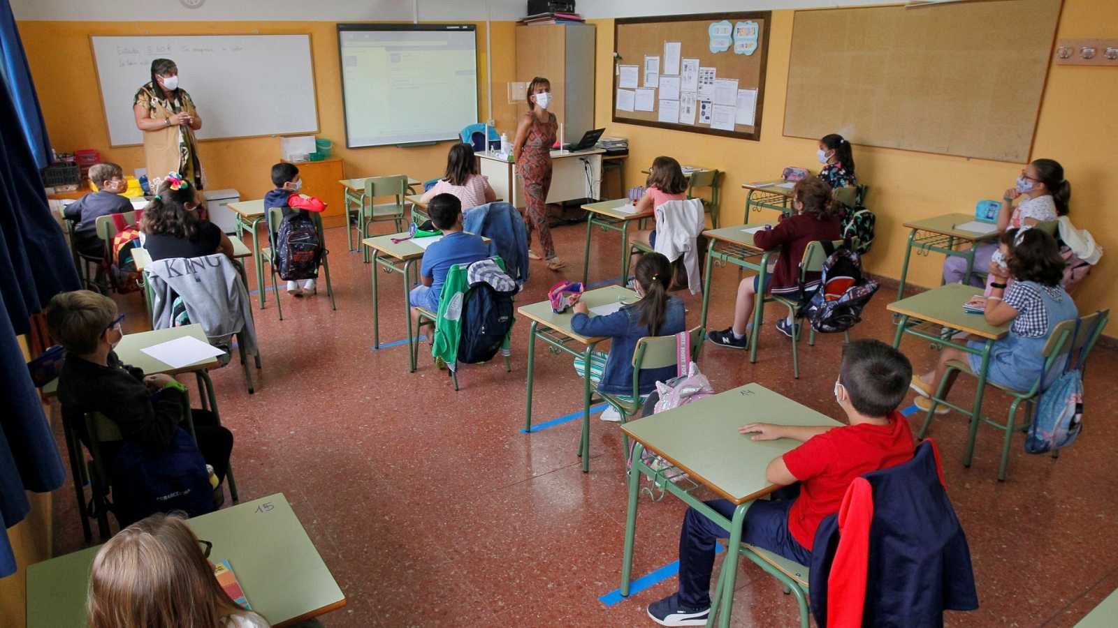 Sanidad y Educación proponen una 'vuelta al cole' en septiembre de 2021 con clases presenciales, mascarilla obligatoria y menos distancia