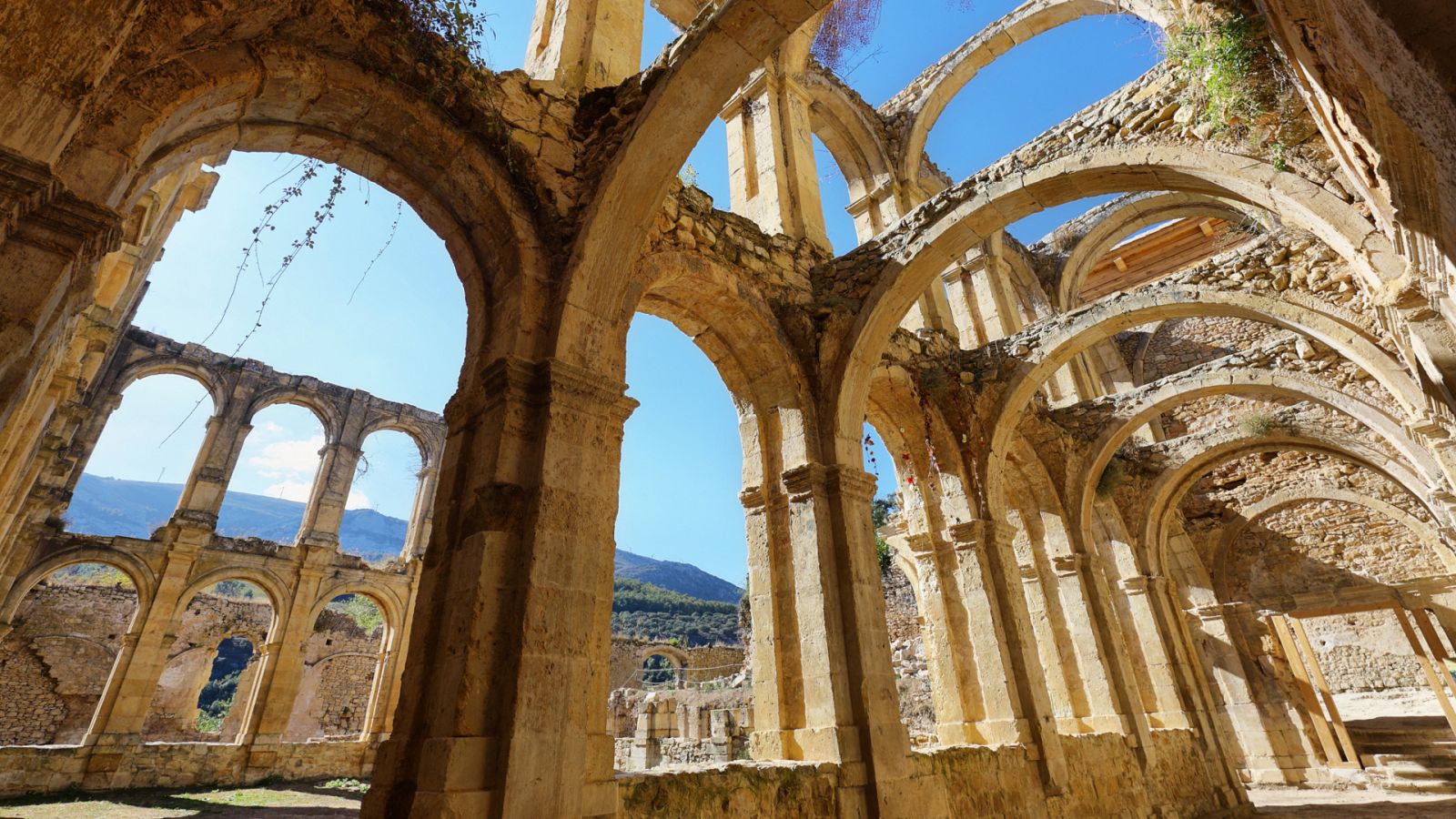 Las ruinas del Monasterio de Rioseco levantadas por sus vecinos