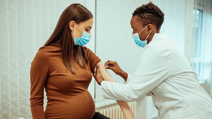 Sanidad recomienda vacunar a embarazadas con ARNm