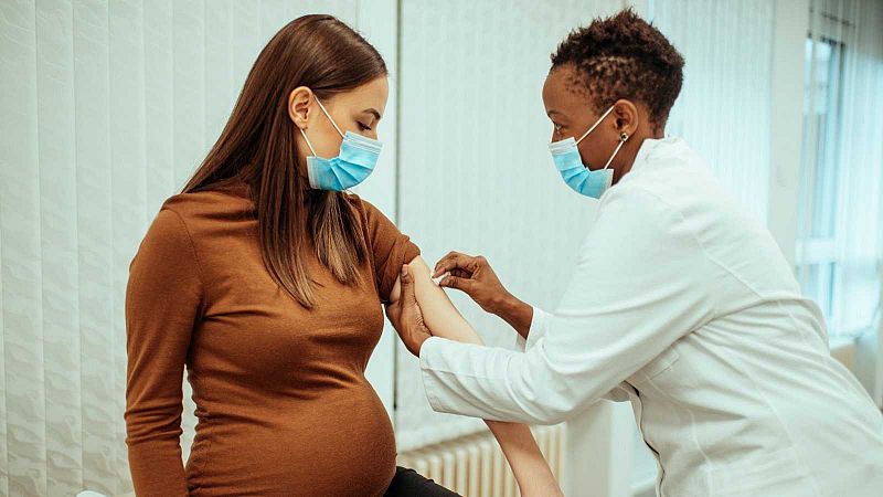 Sanidad recomienda vacunar a embarazadas con Pfizer o Moderna pero no les da prioridad