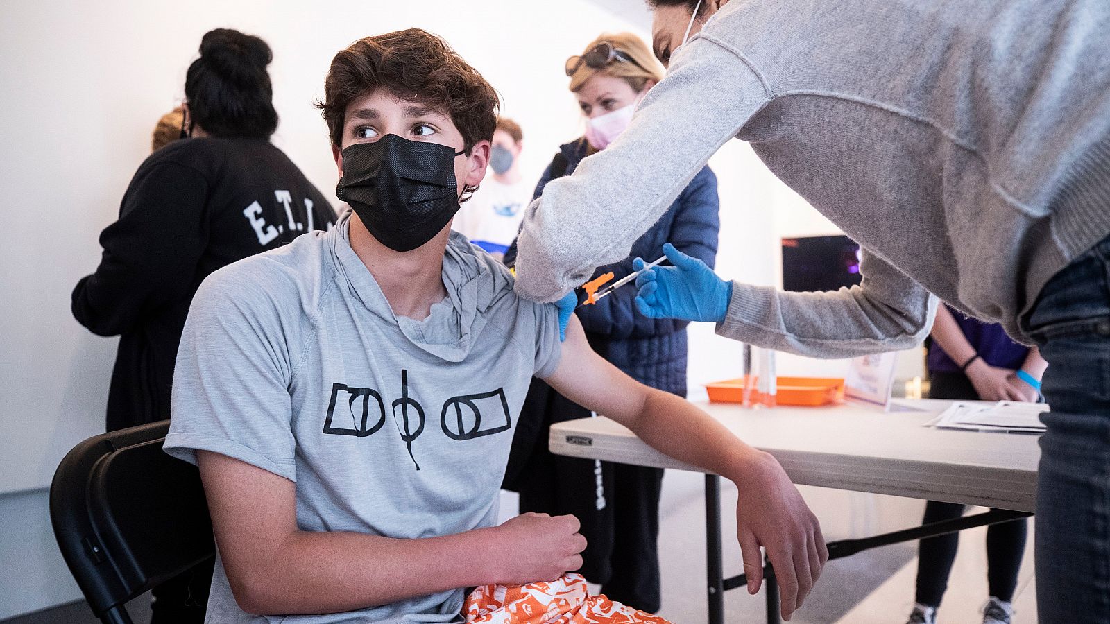 La vacunación en Estados Unidos arranca para los adolescentes de 12 a 15 años - Telediario 1 | Ver