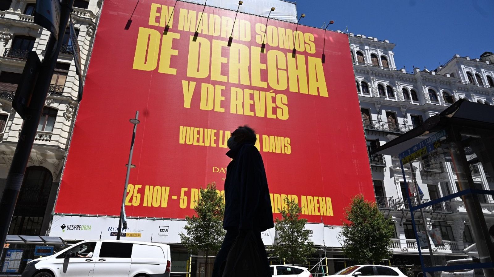 La Copa Davis despliega un polémico cartel gigante en la Gran Vía madrileña