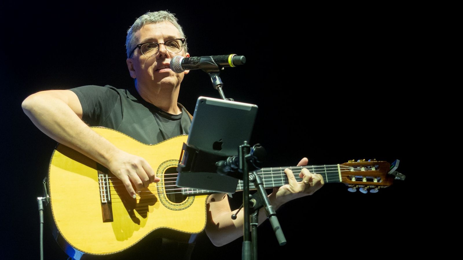 Pedro Guerra estrena disco en España Directo - España Directo | Ver