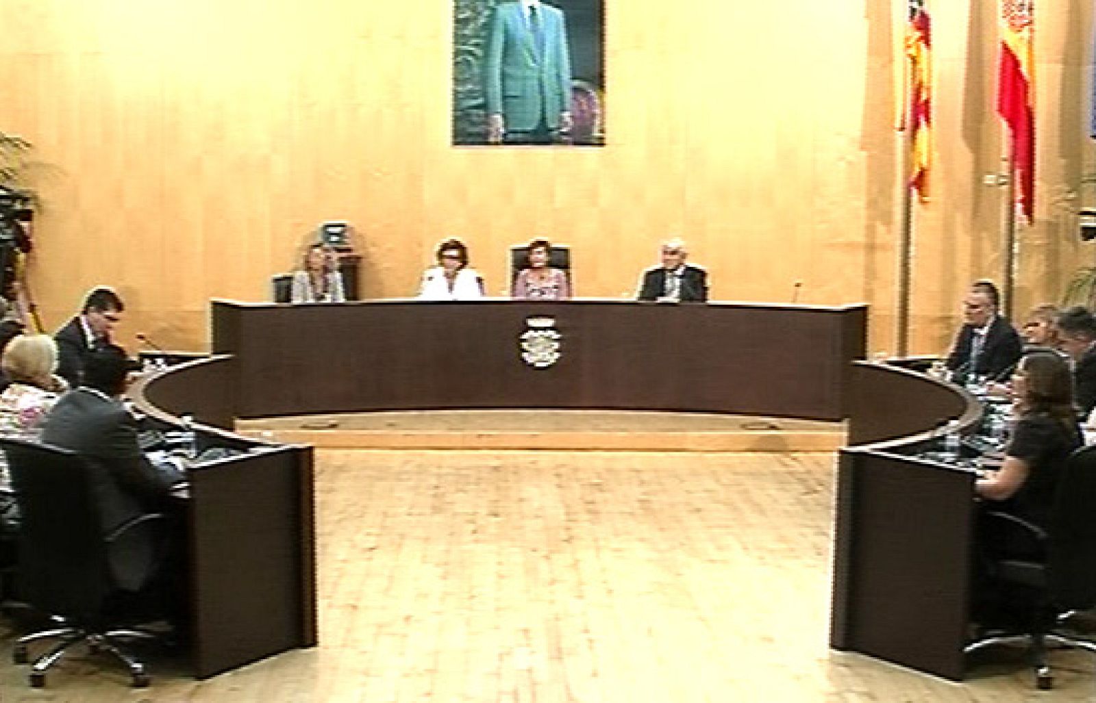 El Pleno del Ayuntamiento de Benidorm ha votado la moción de censura porpuesta por los 12 concejales socialistas, aliados con un tránsfuga del PP, para derrocar al alcalde. El grupo popular ha pedido un minuto de silencio "por la muerte de la democ