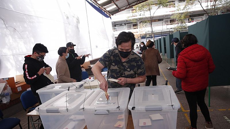 Los chilenos votan para elegir a las 155 personas que redactarán la nueva Constitución